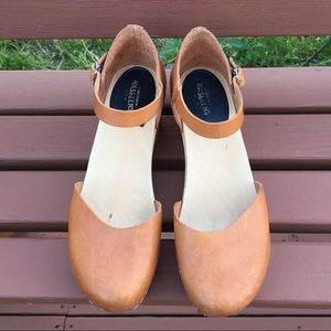 Rare Covered Low Sandals in Natural, size 38